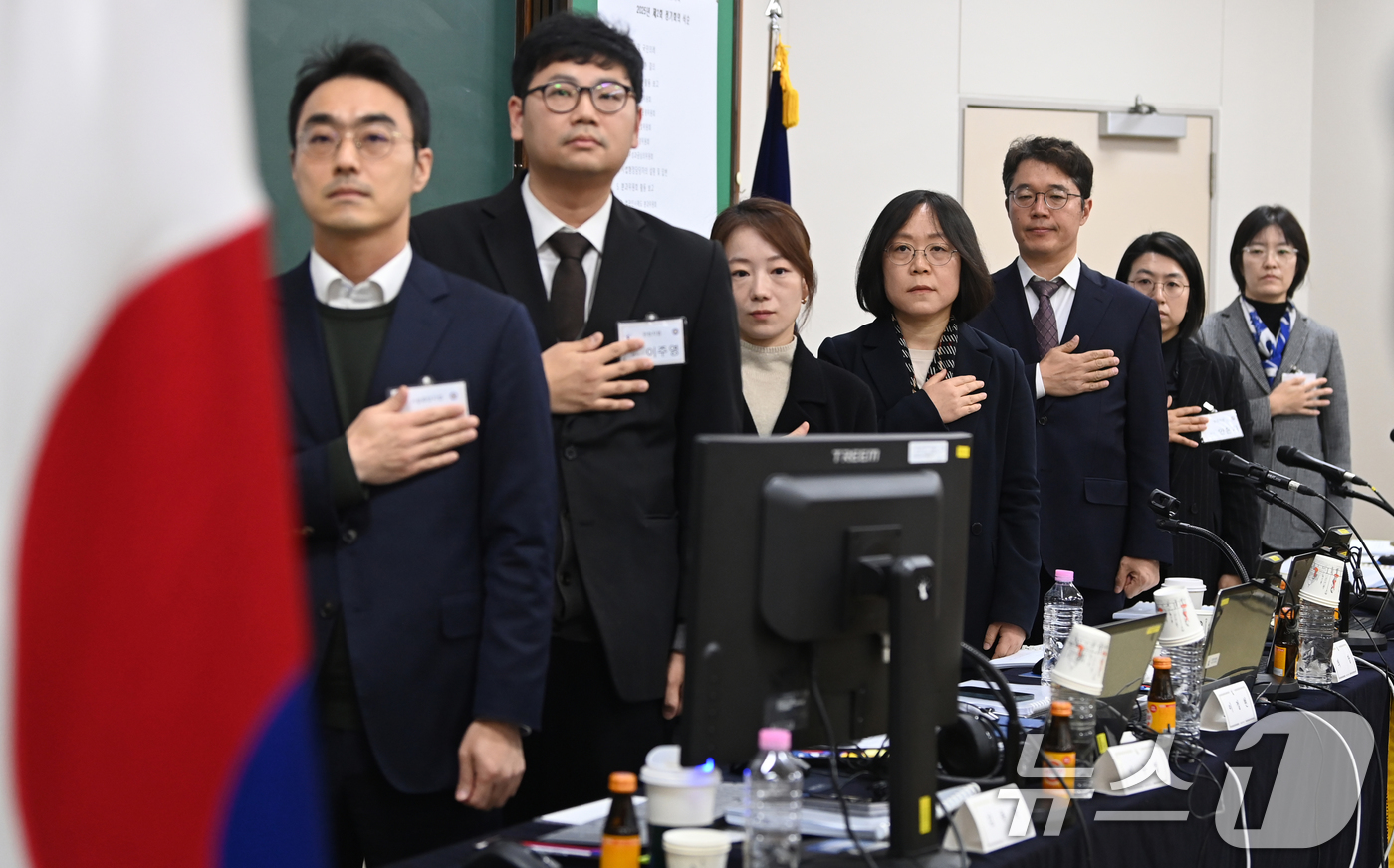 (고양=뉴스1) 오대일 기자 = 8일 오전 경기 고양시 사법연수원에서 열린 2025년 하반기 전국법관대표회의 정기회의에서 참석자들이 국기에 경례하고 있다.전국 각급 법원의 대표 판 …