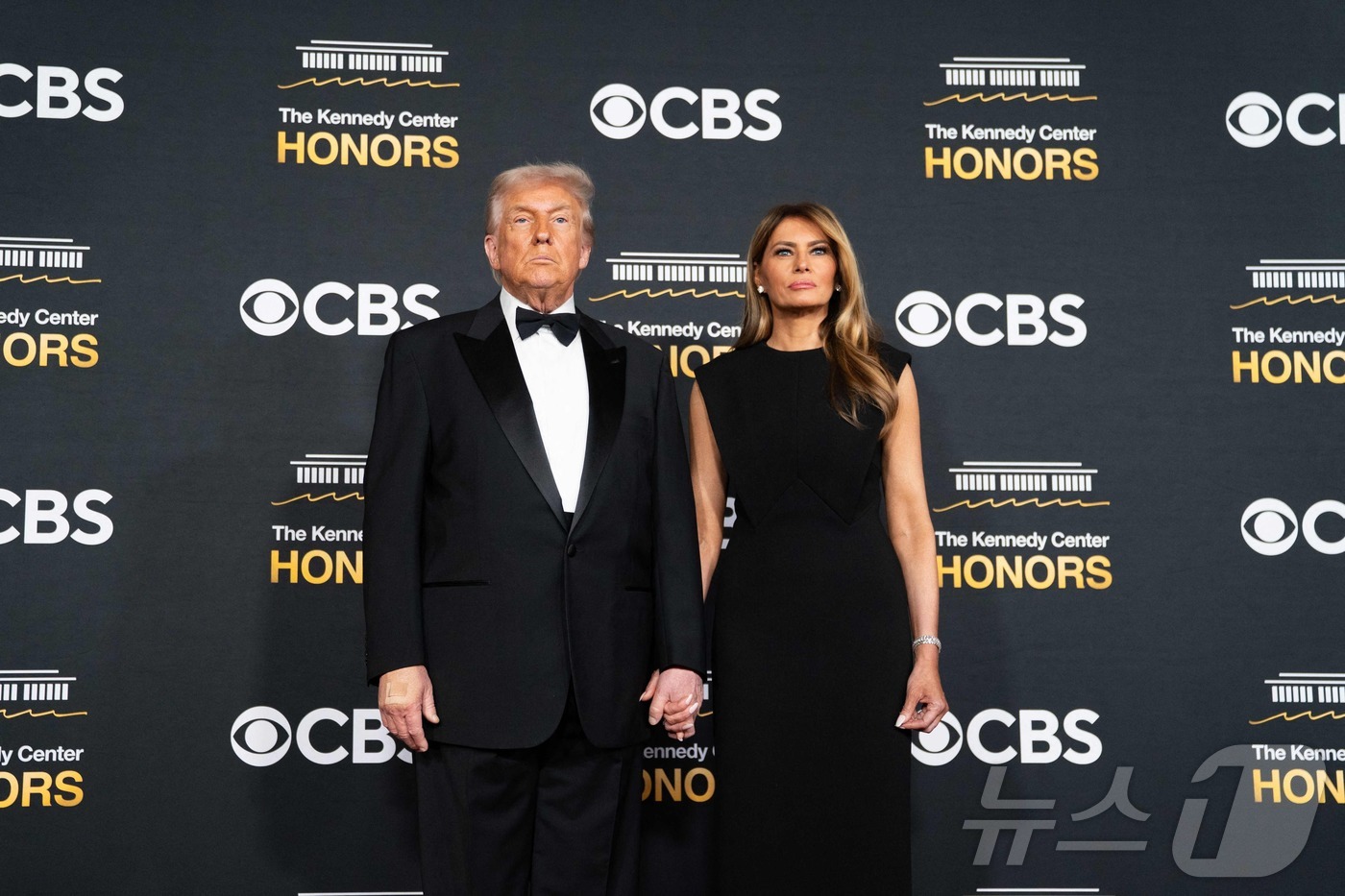 (워싱턴 AFP=뉴스1) 최종일 선임기자 = 도널드 트럼프 미국 대통령이  7일(현지시간) 워싱턴 D.C. 케네디센터에서 열린 제48회 케네디센터 영예상(아너스) 갈라 행사에 참석 …