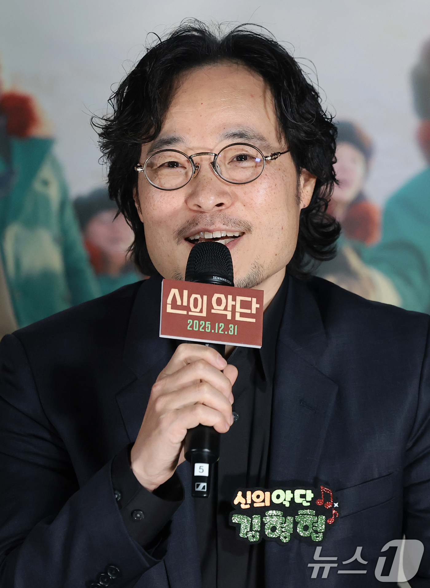 (서울=뉴스1) 권현진 기자 = 김형협 감독이 8일 오전 서울 용산구 용산아이파크몰 CGV에서 열린 영화 '신의악단' 제작보고회에 참석해 인사말을 하고 있다.'신의악단'은 북한에 …