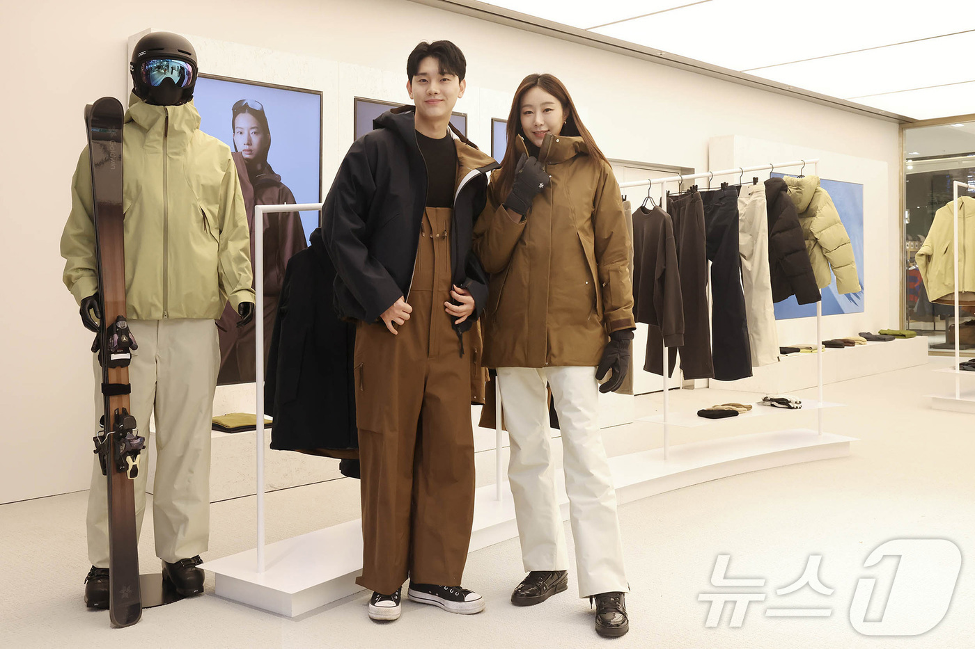 (서울=뉴스1) = 신세계백화점 강남점이 오늘 18일까지 겨울 스포츠 시즌을 맞아 프리미엄 아웃도어 브랜드 골드윈의 2025 스키 컬렉션 팝업스토어를 단독으로 선보인다고 8일 밝혔 …