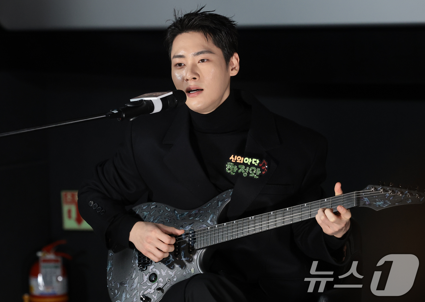 (서울=뉴스1) 권현진 기자 = 배우 한정완이 8일 오전 서울 용산구 용산아이파크몰 CGV에서 열린 영화 '신의악단'(감독 김형협) 제작보고회에 참석해 멋진 공연을 선보이고 있다. …