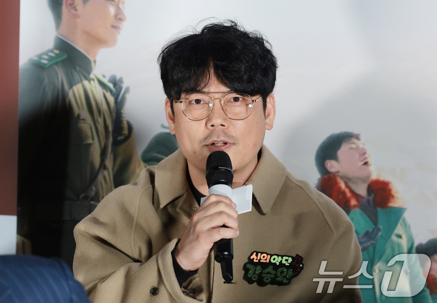 (서울=뉴스1) 권현진 기자 = 배우 강승완이 8일 오전 서울 용산구 용산아이파크몰 CGV에서 열린 영화 '신의악단'(감독 김형협) 제작보고회에 참석해 인사말을 하고 있다.'신의악 …