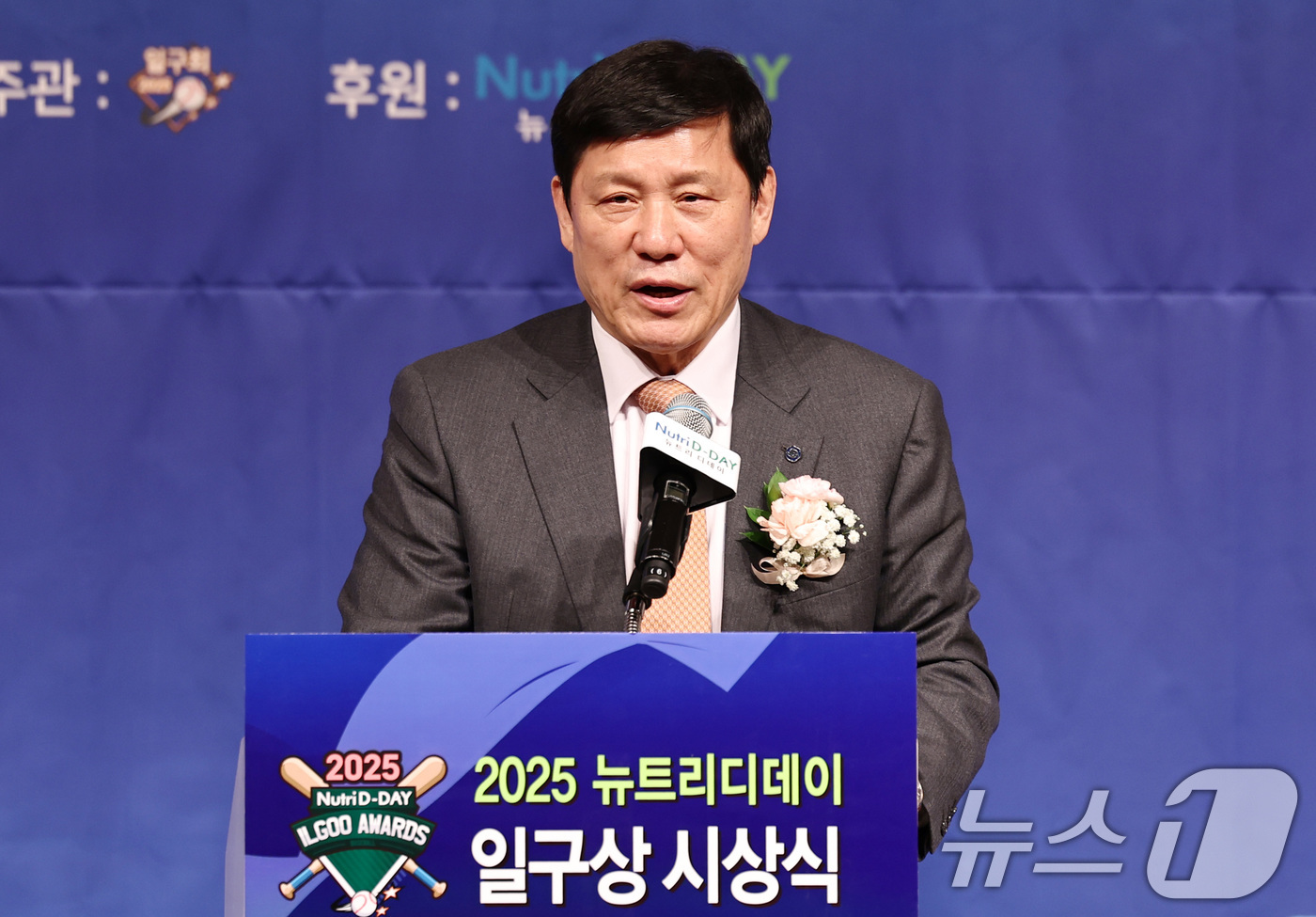 (서울=뉴스1) 구윤성 기자 = 허구연 KBO 총재가 8일 오전 서울 강남구 리베라호텔에서 열린 '2025 뉴트리디데이 일구상 시상식'에서 축사를 하고 있다. 2025.12.8/뉴 …