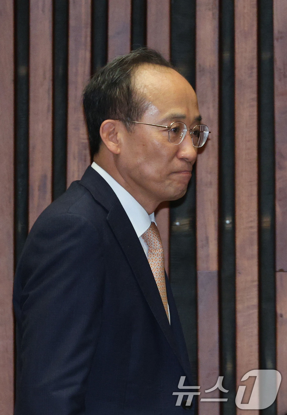 (서울=뉴스1) 신웅수 기자 = 추경호 국민의힘 의원이 8일 서울 여의도 국회에서 열린 의원총회 및 이재명 정권 독재악법 국민고발회에 참석하고 있다. 2025.12.8/뉴스1