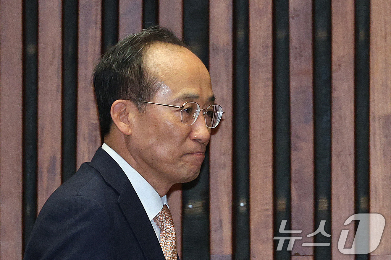 (서울=뉴스1) 신웅수 기자 = 추경호 국민의힘 의원이 8일 서울 여의도 국회에서 열린 의원총회 및 이재명 정권 독재악법 국민고발회에 참석하고 있다. 2025.12.8/뉴스1