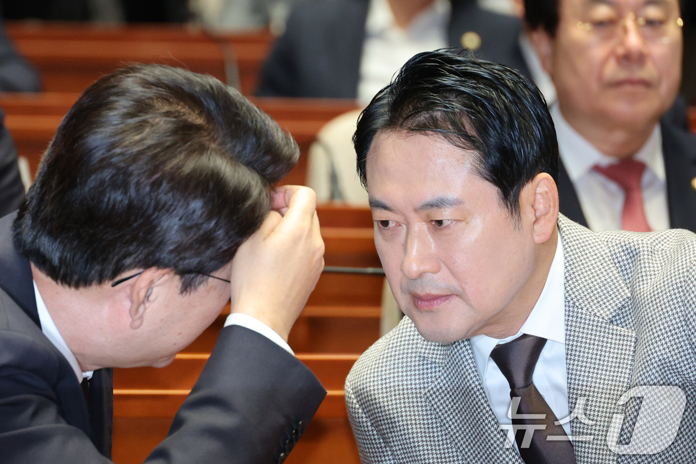 (서울=뉴스1) 신웅수 기자 = 장동혁 국민의힘 대표와 신동욱 의원이 8일 서울 여의도 국회에서 열린 의원총회 및 이재명 정권 독재악법 국민고발회에서 대화하고 있다. 2025.12 …