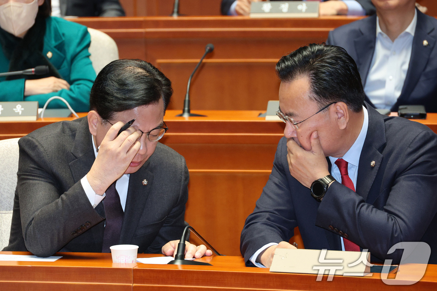 (서울=뉴스1) 신웅수 기자 = 송언석 국민의힘 원내대표와 유상범 의원이 8일 서울 여의도 국회에서 열린 의원총회 및 이재명 정권 독재악법 국민고발회에서 대화하고 있다. 2025. …