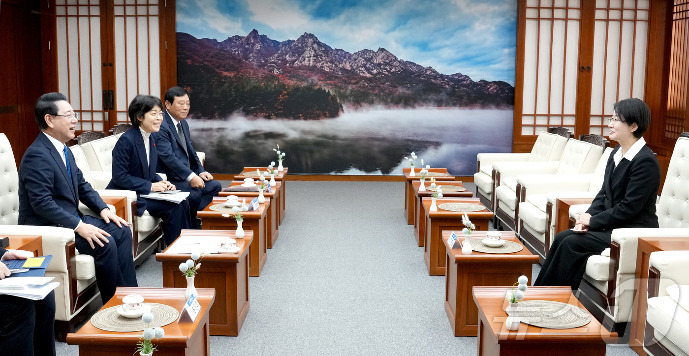 (무안=뉴스1) 전원 기자 = 김영록 전라남도지사가 8일 도청 접견실에서 고경순 신임 광주고등검찰청 검사장과 면담을 하고 있다.(전남도 제공. 재판매 및 DB금지) 2025.12. …