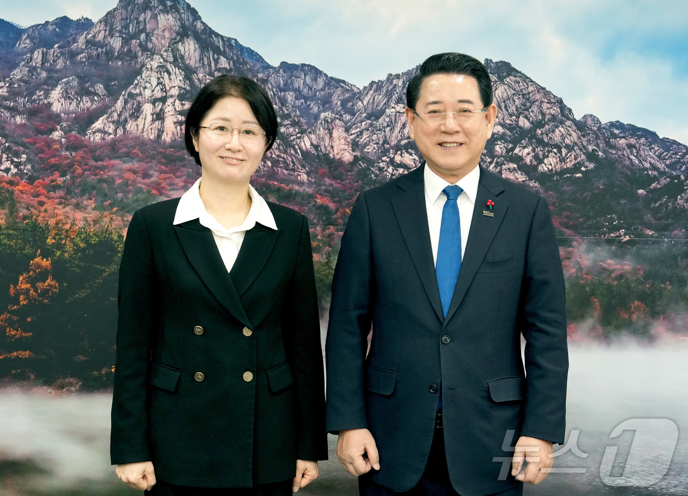 (무안=뉴스1) 전원 기자 = 김영록 전라남도지사가 8일 도청 접견실에서 고경순 신임 광주고등검찰청 검사장과 면담을 마치고 기념촬영을 하고 있다.(전남도 제공. 재판매 및 DB금지 …