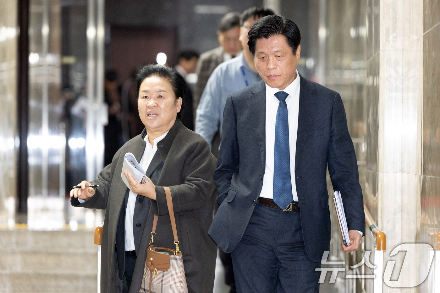 (서울=뉴스1) 이승배 기자 = 조승래 더불어민주당 사무총장이 8일 서울 여의도 국회에서 열린 비공개 의원총회에 참석하고 있다. 2025.12.8/뉴스1