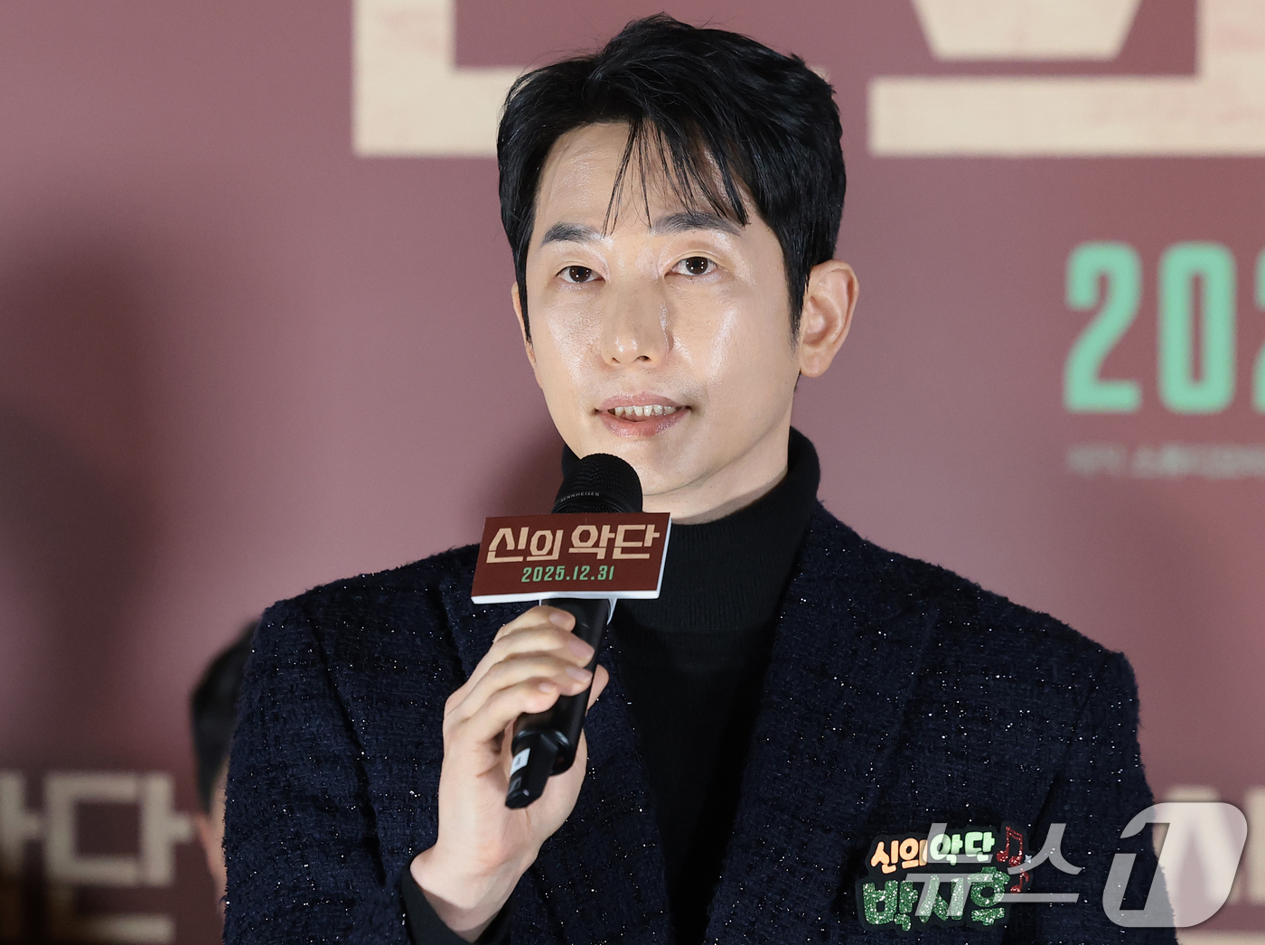 (서울=뉴스1) 권현진 기자 = 배우 박시후가 8일 오전 서울 용산구 용산아이파크몰 CGV에서 열린 영화 '신의악단'(감독 김형협) 제작보고회에 참석해 최근 불거진 '가정파탄' 의 …