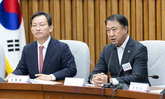 모두발언하는 김위상 위원장