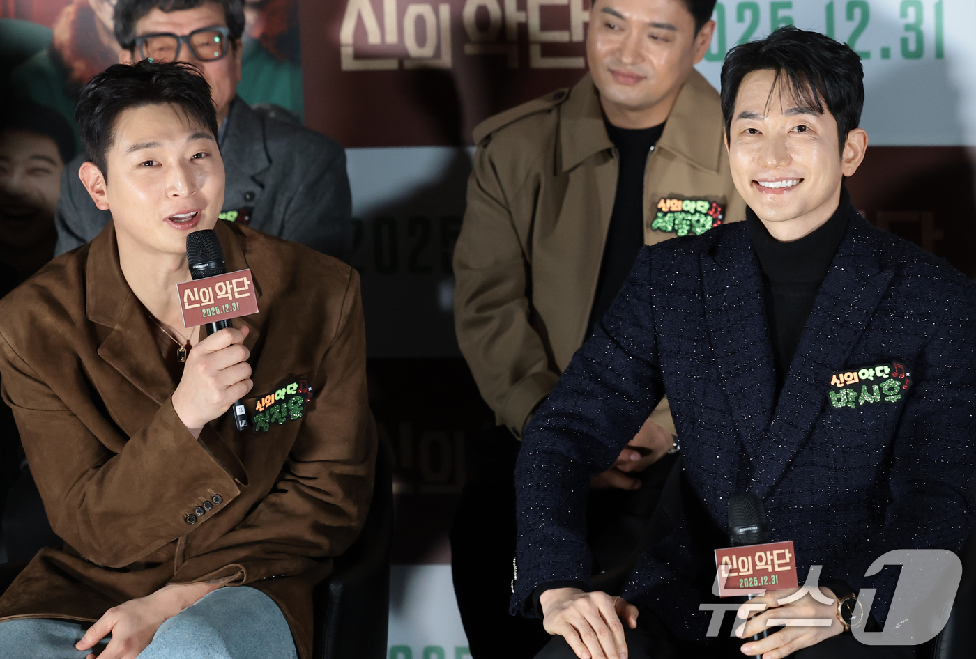 (서울=뉴스1) 권현진 기자 = 배우 정진운과 박시후(오른쪽)가 8일 오전 서울 용산구 용산아이파크몰 CGV에서 열린 영화 '신의악단'(감독 김형협) 제작보고회에 참석해 호흡에 대 …