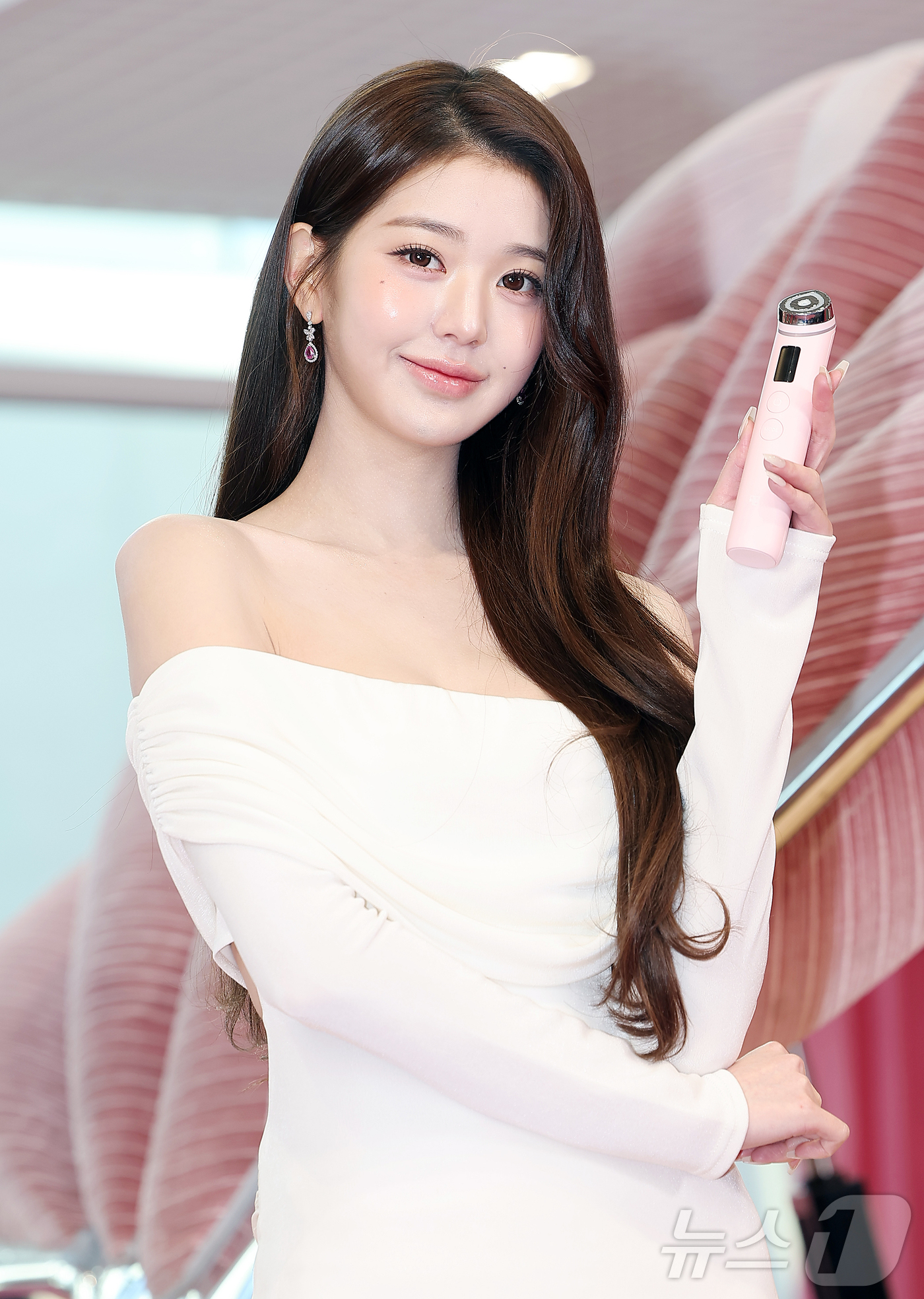 (서울=뉴스1) 김진환 기자 = 아이브 장원영이 8일 오전 서울 성동구 스페이스 성수에서 열린 ‘메디큐브 에이치알 성수’ 오픈 행사에서 포즈를 취하고 있다. 2025.12.8/뉴스 …