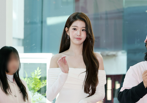 아이브 장원영, 걸어오는 바비인형