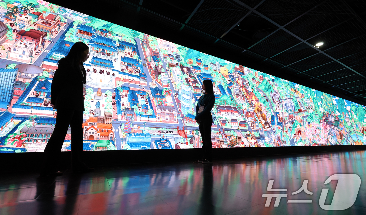 (서울=뉴스1) 김명섭 기자 = 8일 서울 중구 덕수궁 돈덕전에서 열린 국가유산청과 데브시스터즈 공동주최 제2회 국가유산의 날 기념 특별전 '쿠키런: 사라진 국가유산을 찾아서' 공 …