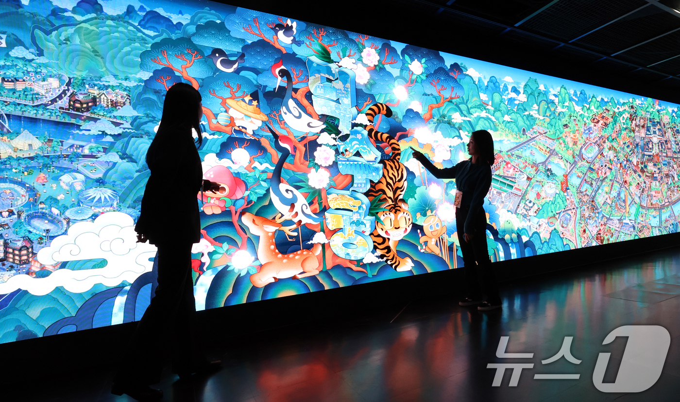 (서울=뉴스1) 김명섭 기자 = 8일 서울 중구 덕수궁 돈덕전에서 열린 국가유산청과 데브시스터즈 공동주최 제2회 국가유산의 날 기념 특별전 '쿠키런: 사라진 국가유산을 찾아서' 공 …