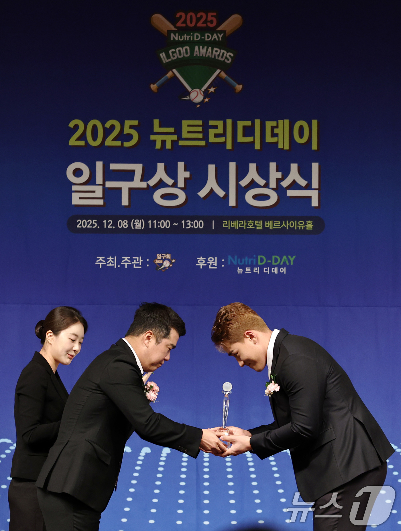 (서울=뉴스1) 구윤성 기자 = KT위즈 안현민이 8일 오전 서울 강남구 리베라호텔에서 열린 '2025 뉴트리디데이 일구상 시상식'에서 정근우 일구회 이사로부터 신인상을 받고 있다 …