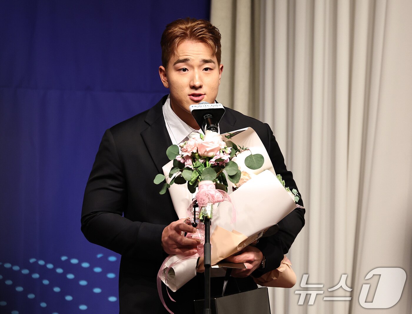 본문 이미지 - KT위즈 안현민이 8일 오전 서울 강남구 리베라호텔에서 열린 &#39;2025 뉴트리디데이 일구상 시상식&#39;에서 신인상을 받은 뒤 소감을 밝히고 있다. ⓒ News1 구윤성 기자
