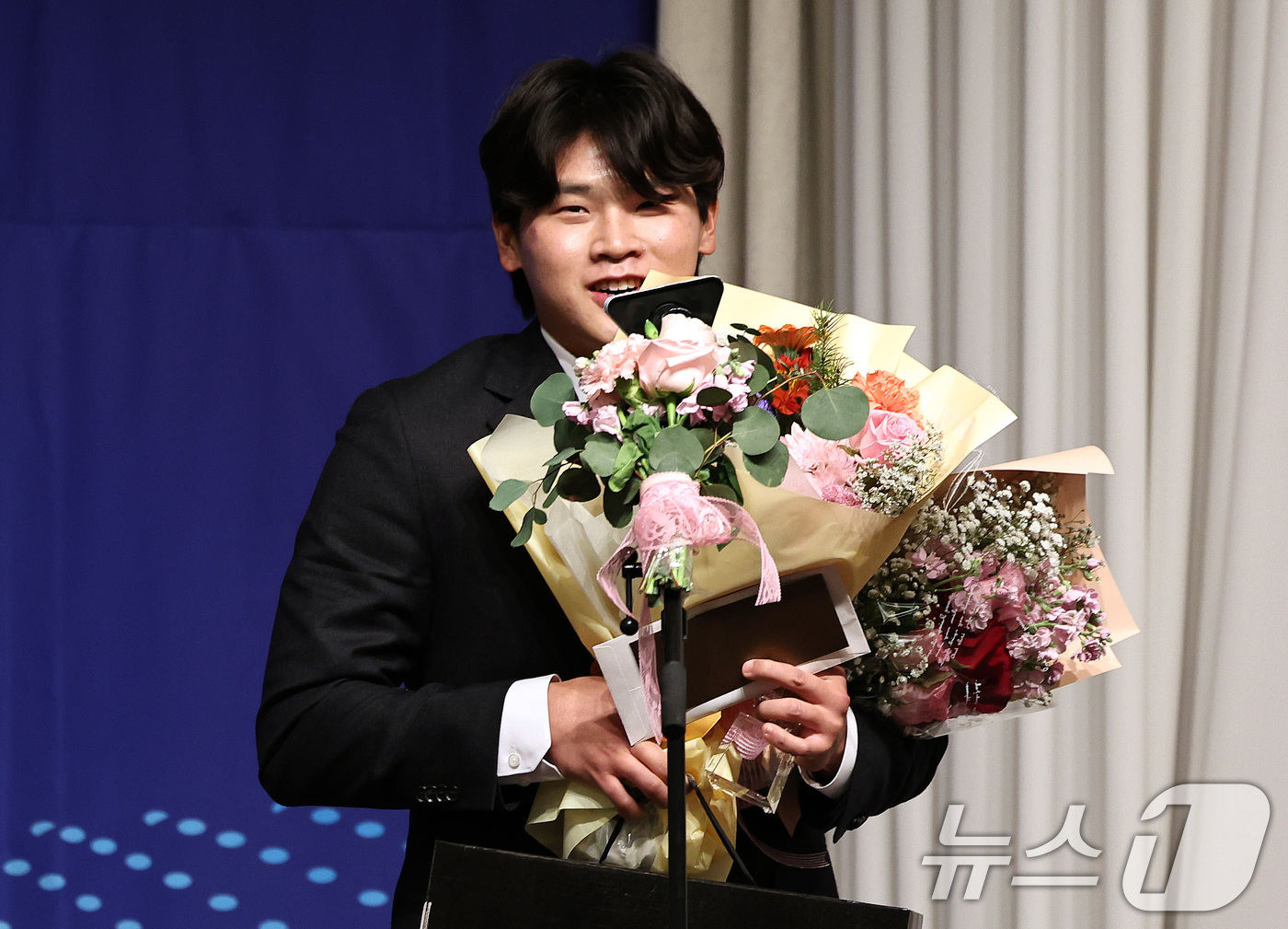 (서울=뉴스1) 구윤성 기자 = 8일 오전 서울 강남구 리베라호텔에서 열린 '2025 뉴트리디데이 일구상 시상식'에서 의지노력상을 수상한 롯데 자이언츠 박찬형 선수가 수상소감을 밝 …