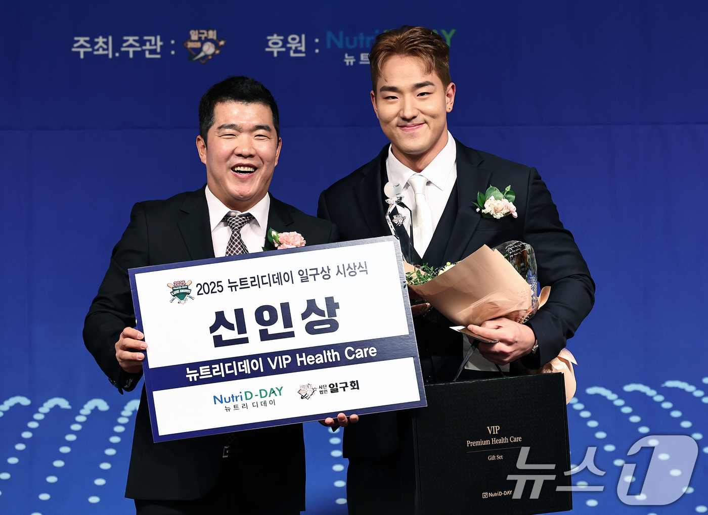 (서울=뉴스1) 구윤성 기자 = KT위즈 안현민(오른쪽)이 8일 오전 서울 강남구 리베라호텔에서 열린 '2025 뉴트리디데이 일구상 시상식'에서 정근우 일구회 이사로부터 신인상을 …