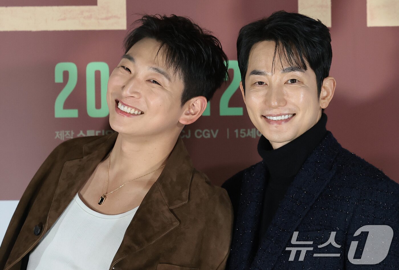 본문 이미지 - 배우 정진운과 박시후&#40;오른쪽&#41;가 8일 오전 서울 용산구 용산아이파크몰 CGV에서 열린 영화 &#39;신의악단&#39;&#40;감독 김형협&#41; 제작보고회에 참석해 미소를 짓고 있다. &#39;신의악단&#39;은 북한에 외화벌이를 위해 가짜 찬양단이 창설되며 벌어지는 이야기를 그린 작품이다. 2025.12.8/뉴스1 ⓒ News1 권현진 기자