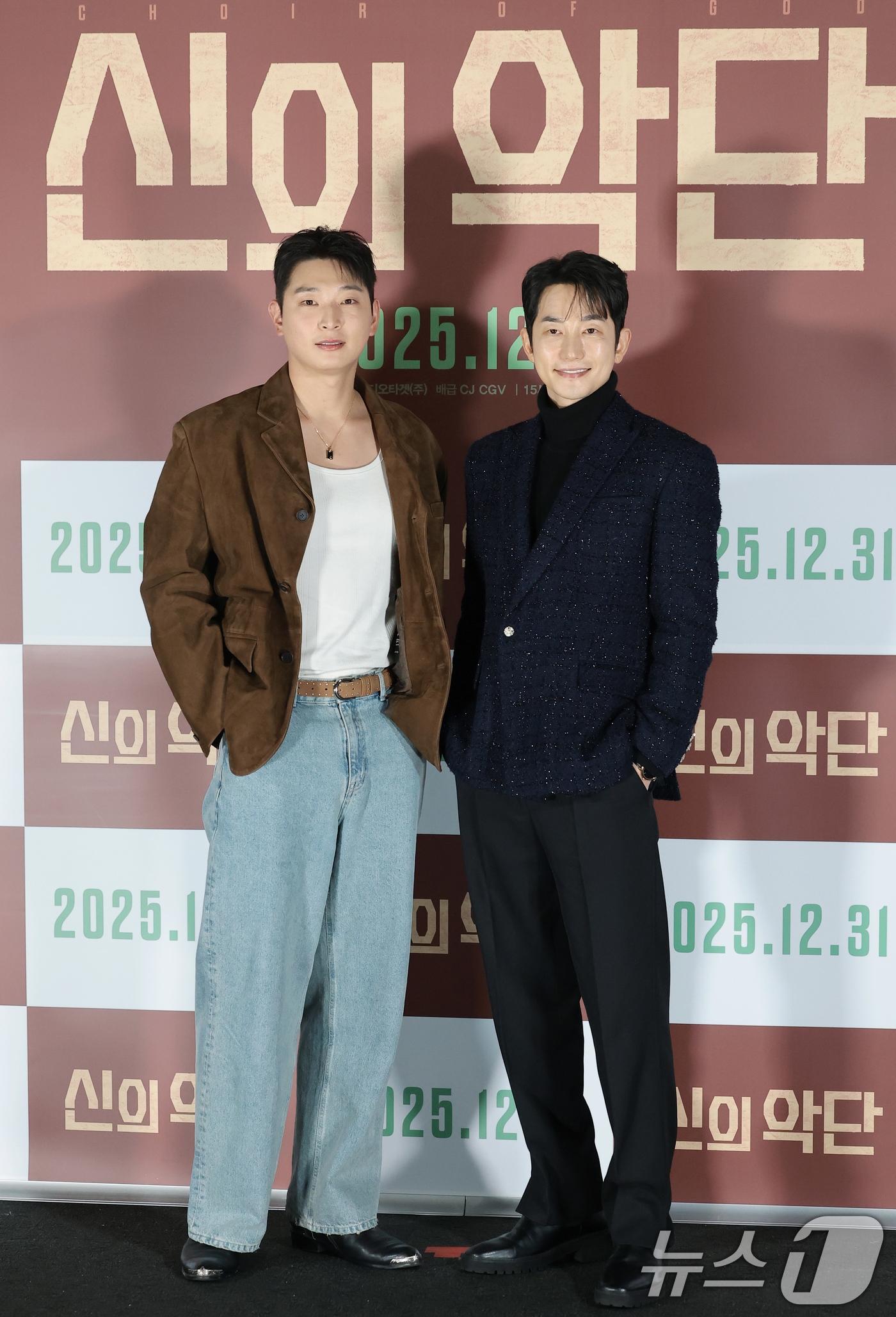 (서울=뉴스1) 권현진 기자 = 배우 정진운과 박시후(오른쪽)가 8일 오전 서울 용산구 용산아이파크몰 CGV에서 열린 영화 '신의악단'(감독 김형협) 제작보고회에 참석해 미소를 짓 …