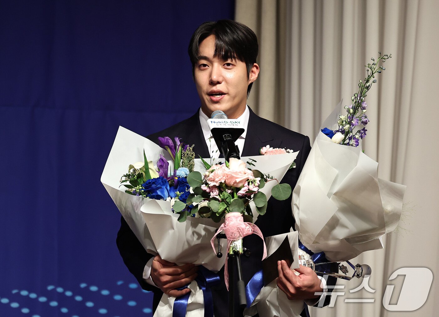 본문 이미지 - 삼성 라이온즈 원태인이 8일 오전 서울 강남구 리베라호텔에서 열린 &#39;2025 뉴트리디데이 일구상 시상식&#39;에서 최고투수상을 수상한 뒤 소감을 밝히고 있다. ⓒ News1 구윤성 기자