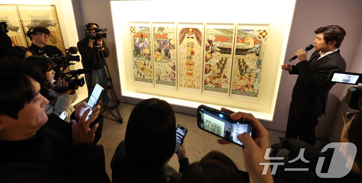 본문 이미지 - 8일 서울 중구 덕수궁 돈덕전에서 열린 국가유산청과 데브시스터즈 공동주최 제2회 국가유산의 날 기념 특별전 &#39;쿠키런: 사라진 국가유산을 찾아서&#39; 공개 행사에서 조길현 데브시스터즈 대표가 상상화 &#39;칭경예식, 새 시대를 열다&#39;를 설명하고 있다. 오는 9일 부터 내년 3월 1일 까지 열리는 이번 전시는 자주적 근대국가를 만들고자 했던 대한제귝의 미완의 꿈과 쿠키런의 핵심 가치인 용기를 결합하여 국가유산의 가치를 조망하고 시대를 초월한 희망의 메시지를 전하고자 마련됐다. 2025.12.8/뉴스1 ⓒ News1 김명섭 기자