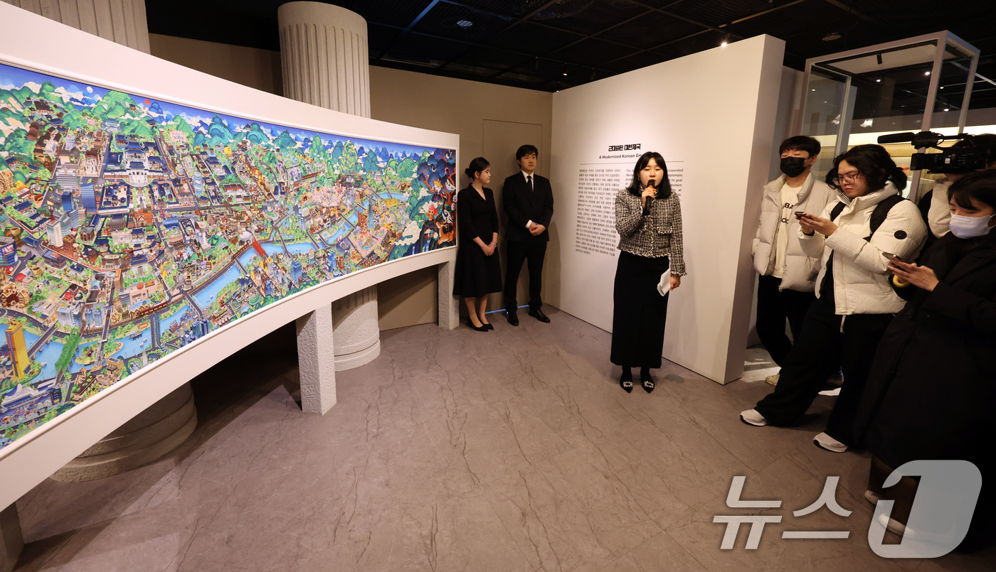 (서울=뉴스1) 김명섭 기자 = 8일 서울 중구 덕수궁 돈덕전에서 열린 국가유산청과 데브시스터즈 공동주최 제2회 국가유산의 날 기념 특별전 '쿠키런: 사라진 국가유산을 찾아서' 공 …