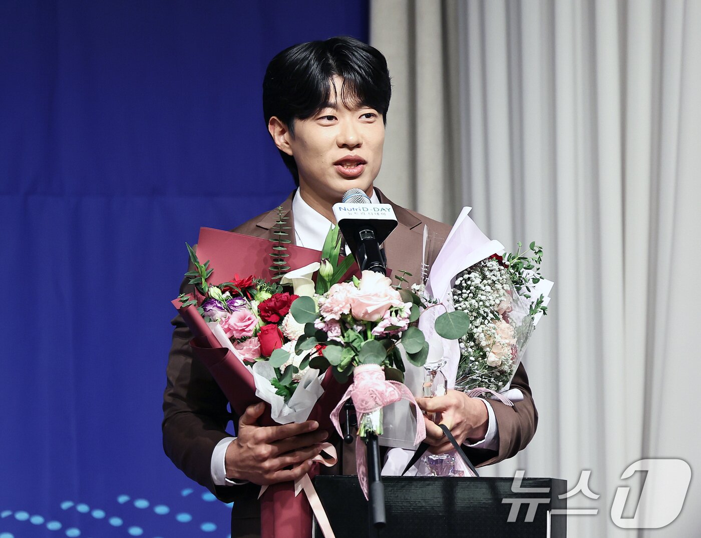 본문 이미지 - 키움 히어로즈 송성문이 8일 오전 서울 강남구 리베라호텔에서 열린 &#39;2025 뉴트리디데이 일구상 시상식&#39;에서 최고타자상을 수상한 뒤 소감을 밝히고 있다. ⓒ News1 구윤성 기자