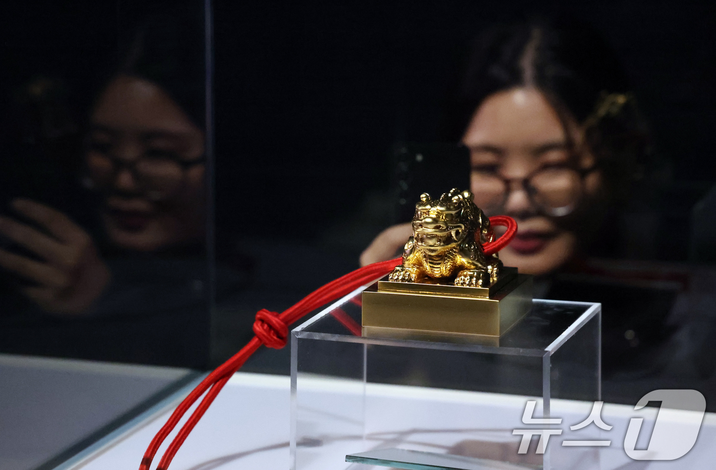 (서울=뉴스1) 김명섭 기자 = 8일 서울 중구 덕수궁 돈덕전에서 열린 국가유산청과 데브시스터즈 공동주최 제2회 국가유산의 날 기념 특별전 '쿠키런: 사라진 국가유산을 찾아서' 공 …