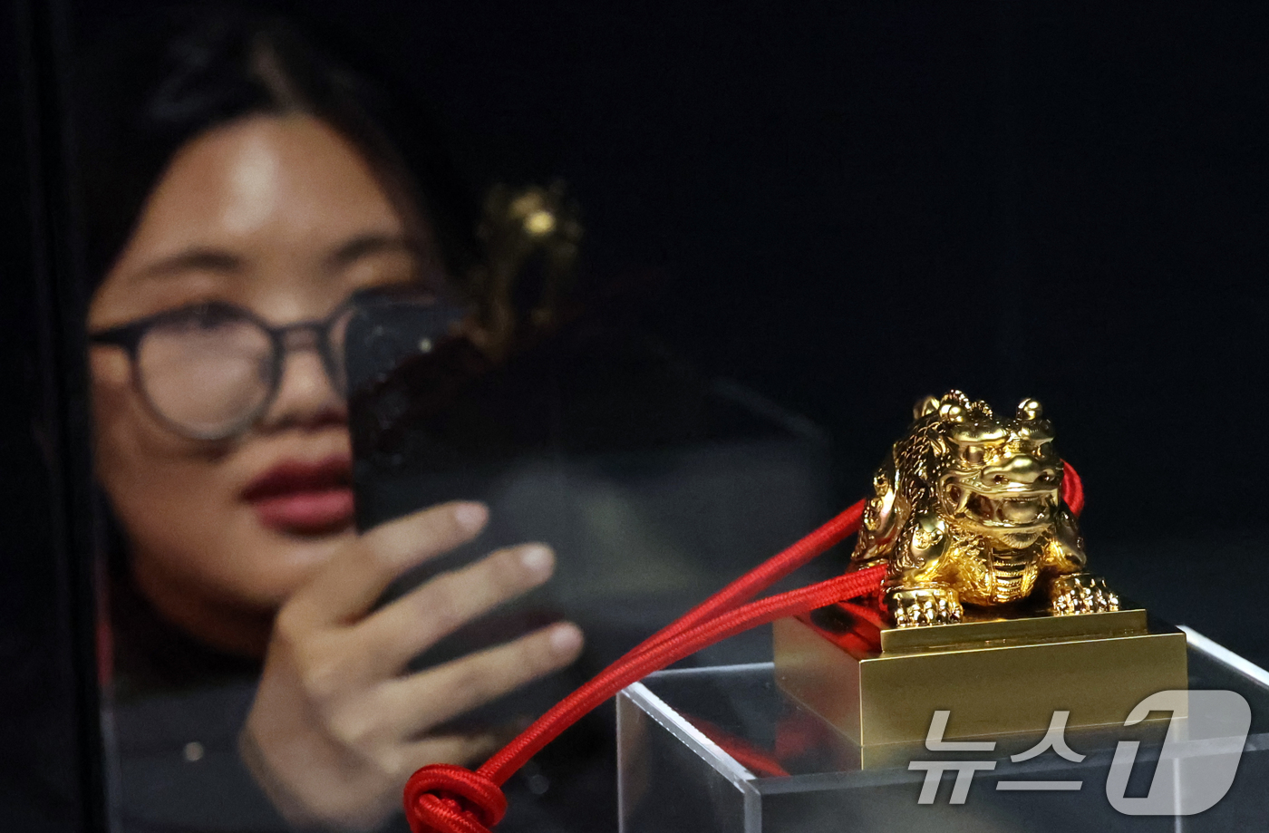 (서울=뉴스1) 김명섭 기자 = 8일 서울 중구 덕수궁 돈덕전에서 열린 국가유산청과 데브시스터즈 공동주최 제2회 국가유산의 날 기념 특별전 '쿠키런: 사라진 국가유산을 찾아서' 공 …