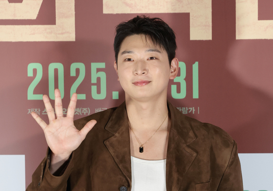 손 인사 하는 배우 정진운