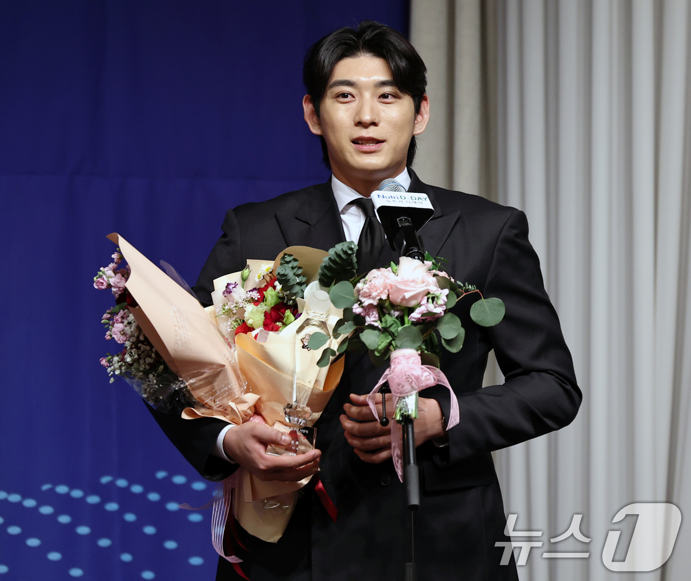 (서울=뉴스1) 구윤성 기자 = 메이저리그 샌프란시스코 자이언츠의 이정후가 8일 오전 서울 강남구 리베라호텔에서 열린 '2025 뉴트리디데이 일구상 시상식'에서 특별공로상을 받은 …