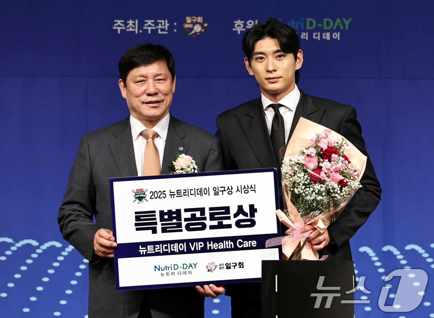 (서울=뉴스1) 구윤성 기자 = 메이저리그 샌프란시스코 자이언츠의 이정후(오른쪽)가 8일 오전 서울 강남구 리베라호텔에서 열린 '2025 뉴트리디데이 일구상 시상식'에서 허구연 K …