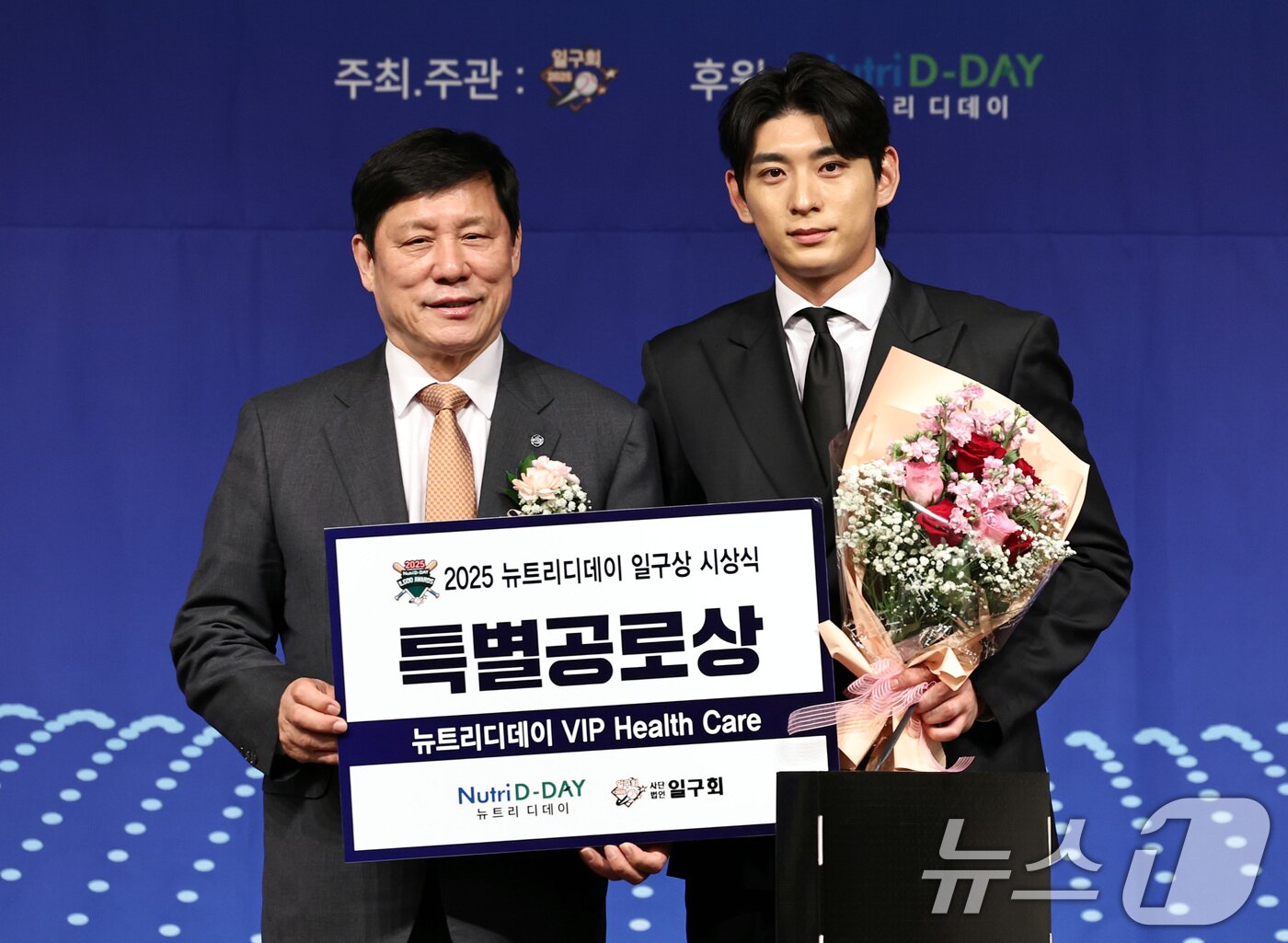 본문 이미지 - 메이저리그 샌프란시스코 자이언츠의 이정후&#40;오른쪽&#41;가 8일 오전 서울 강남구 리베라호텔에서 열린 &#39;2025 뉴트리디데이 일구상 시상식&#39;에서 허구연 KBO 총재로부터 특별공로상을 받은 뒤 기념촬영을 하고 있다. 2025.12.8/뉴스1 ⓒ News1 구윤성 기자