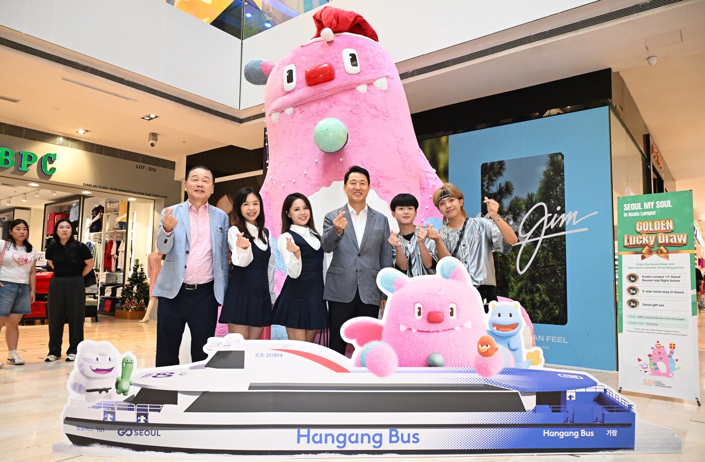 본문 이미지 - 오세훈 서울시장이 7일&#40;현지시간&#41; 쿠알라룸푸르 파렌하이트88에서 열린 ‘서울관광 홍보행사‘에 설치된 대형 해치 앞에서 K-팝 커버댄스 팀과 기념사진을 촬영하고 있다. &#40;서울시 제공&#41; 뉴스1 ⓒ News1