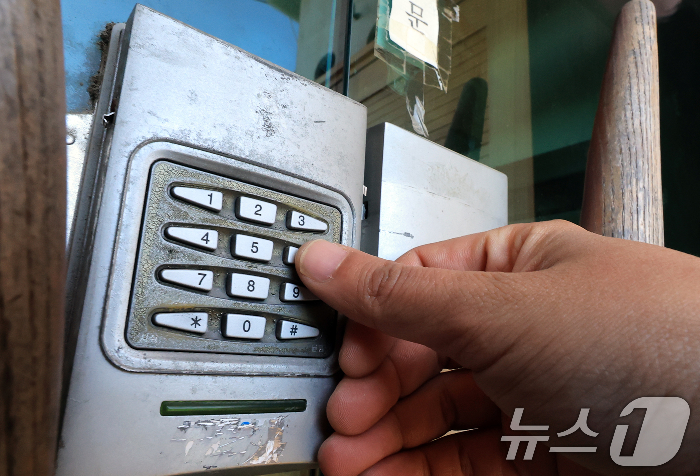 (서울=뉴스1) 이호윤 기자 = 쿠팡 이용자 약 3370만 명의 개인정보 유출 사태로 고객 이름, 이메일 주소, 배송지 주소록(주소록에 입력된 성명, 전화번호, 주소, 공동현관 출 …