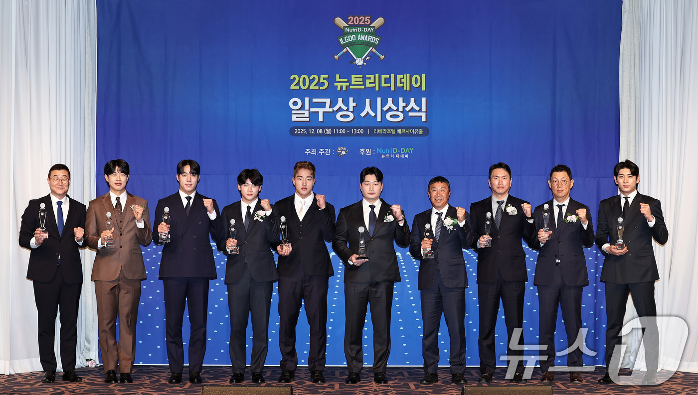 (서울=뉴스1) 구윤성 기자 = 오승환을 비롯한 수상자들이 8일 서울 강남구 리베라호텔에서 열린 '2025 뉴트리디데이 일구상 시상식'에서 트로피를 들고 기념촬영을 하고 있다.왼쪽 …