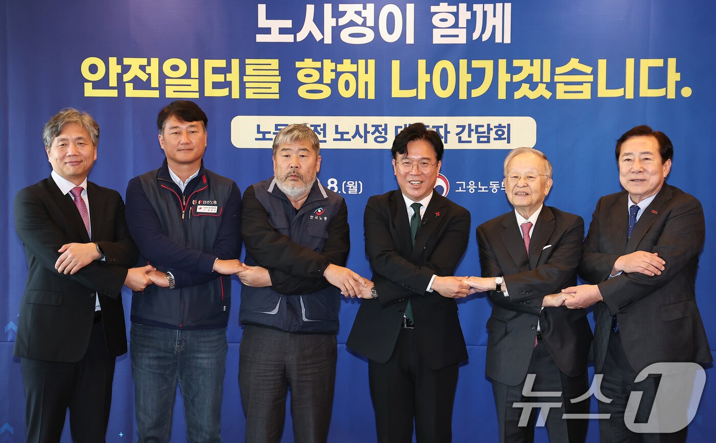 본문 이미지 - 김영훈 고용노동부 장관, 류현철 산업안전보건본부장, 양경수 민주노총 위원장, 김동명 한국노총 위원장, 손경식 경총회장, 김기문 중기중앙회장이 8일 서울 중구 프레스센터에서 열린 노동안전 노사정 대표자 간담회에서 기념촬영을 하고 있다. 2025.12.8 ⓒ 뉴스1 김도우 기자