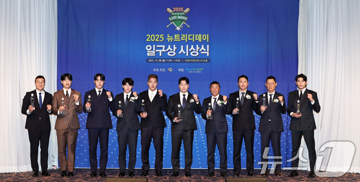 (서울=뉴스1) 구윤성 기자 = 오승환을 비롯한 수상자들이 8일 서울 강남구 리베라호텔에서 열린 '2025 뉴트리디데이 일구상 시상식'에서 트로피를 들고 기념촬영을 하고 있다.왼쪽 …