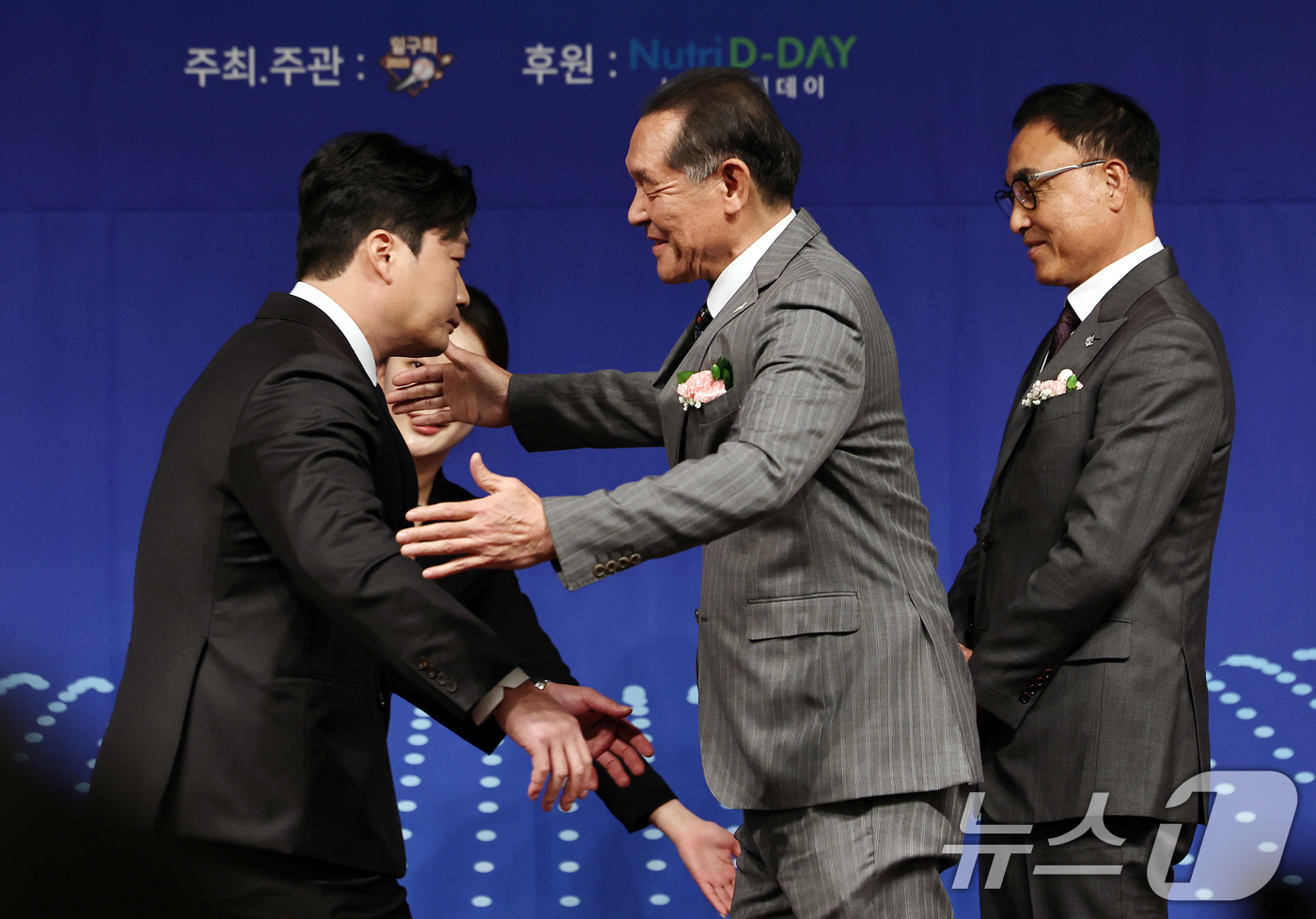 (서울=뉴스1) 구윤성 기자 = '한국야구 레전드' 박철순(가운데), 송진우(오른쪽)가 8일 서울 강남구 리베라호텔에서 열린 '2025 뉴트리디데이 일구상 시상식'에서 영구결번 착 …