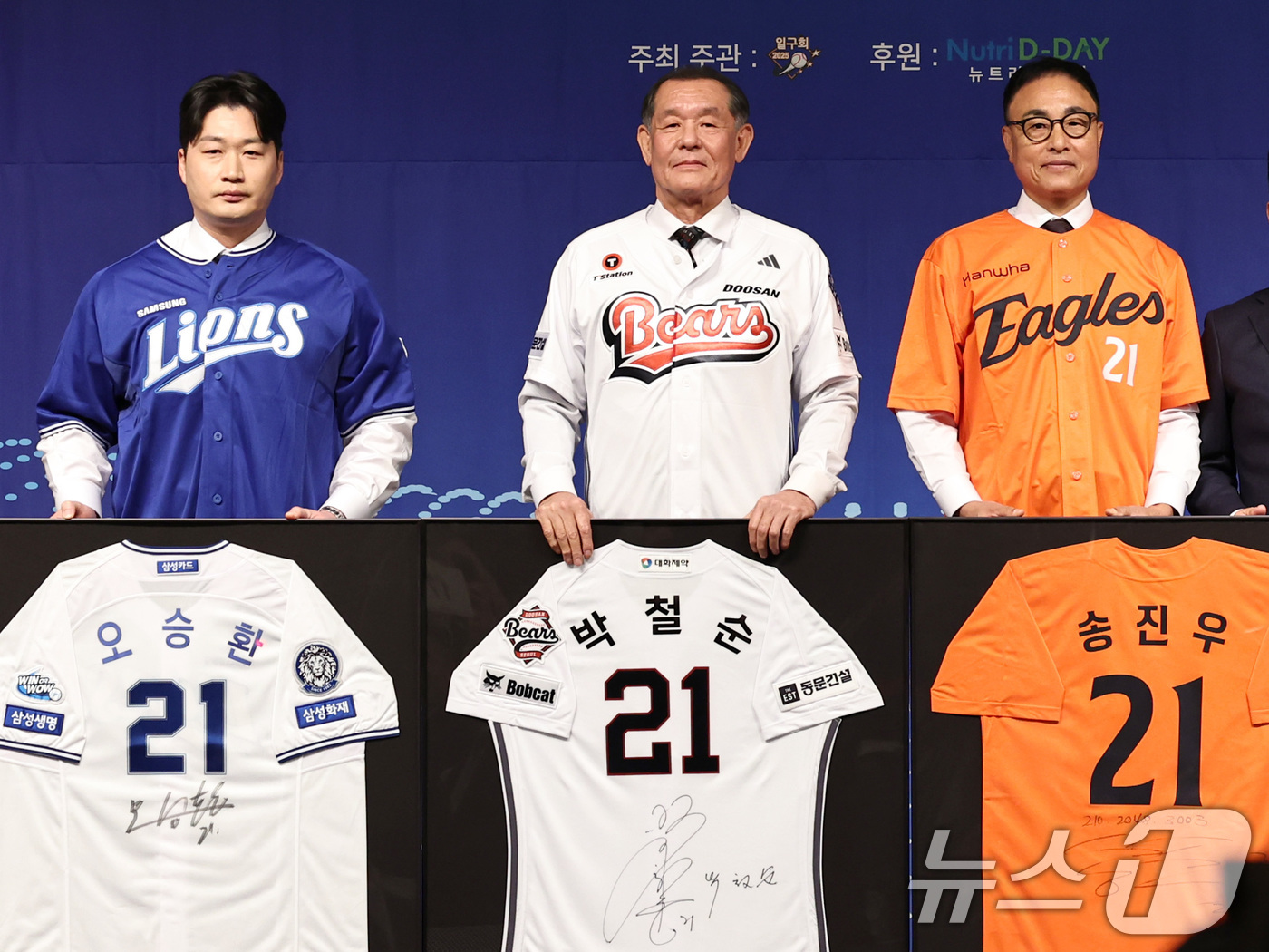 (서울=뉴스1) 구윤성 기자 = 8일 서울 강남구 리베라호텔에서 열린 '2025 일구상 시상식에'서 오승환(삼성 라이온즈, 왼쪽부터), 박철순(OB 베어스), 송진우(한화 이글스) …