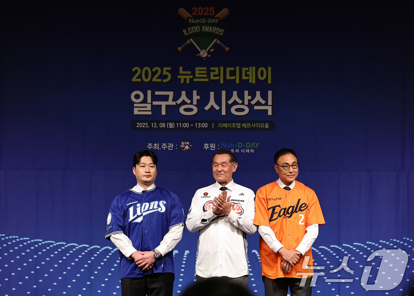 (서울=뉴스1) 구윤성 기자 = 8일 서울 강남구 리베라호텔에서 열린 '2025 일구상 시상식에'서 오승환(삼성 라이온즈, 왼쪽부터), 박철순(OB 베어스), 송진우(한화 이글스) …