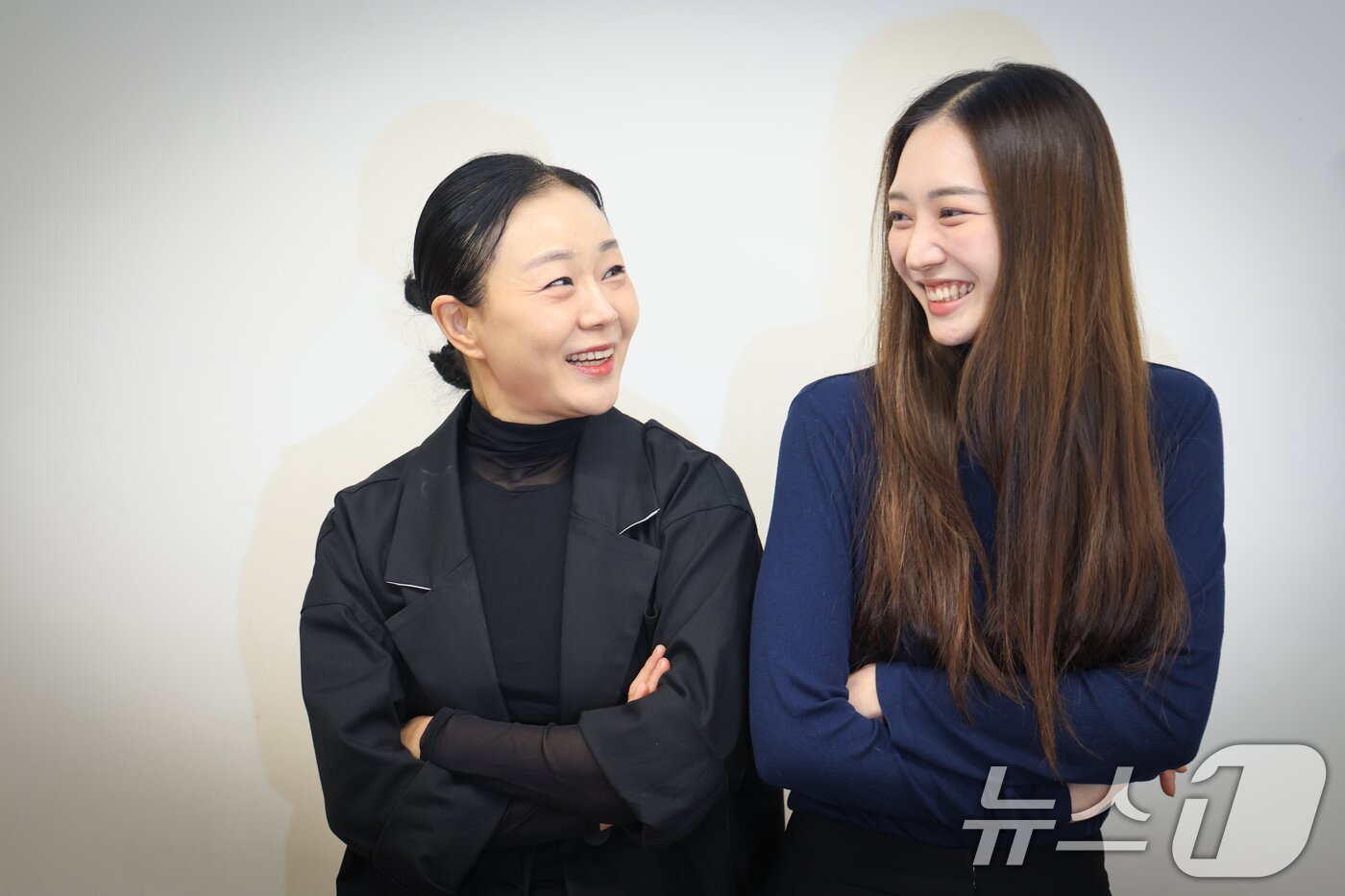 본문 이미지 - 서울시무용단 박수진(왼쪽), 박희주 단원./뉴스1 ⓒ News1 안은나 기자