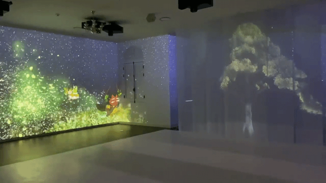 본문 이미지 - 8일 서울 중구 덕수궁 돈덕전에서 열린 국가유산청과 데브시스터즈 공동주최 제2회 국가유산의 날 기념 특별전 &#39;쿠키런: 사라진 국가유산을 찾아서&#39; 공개 행사에 마련된 자연유산 미디어아트 &#39;정이품송, 시간을 품다&#39;. 2025.12.08. ⓒ 뉴스1 신은빈 기자