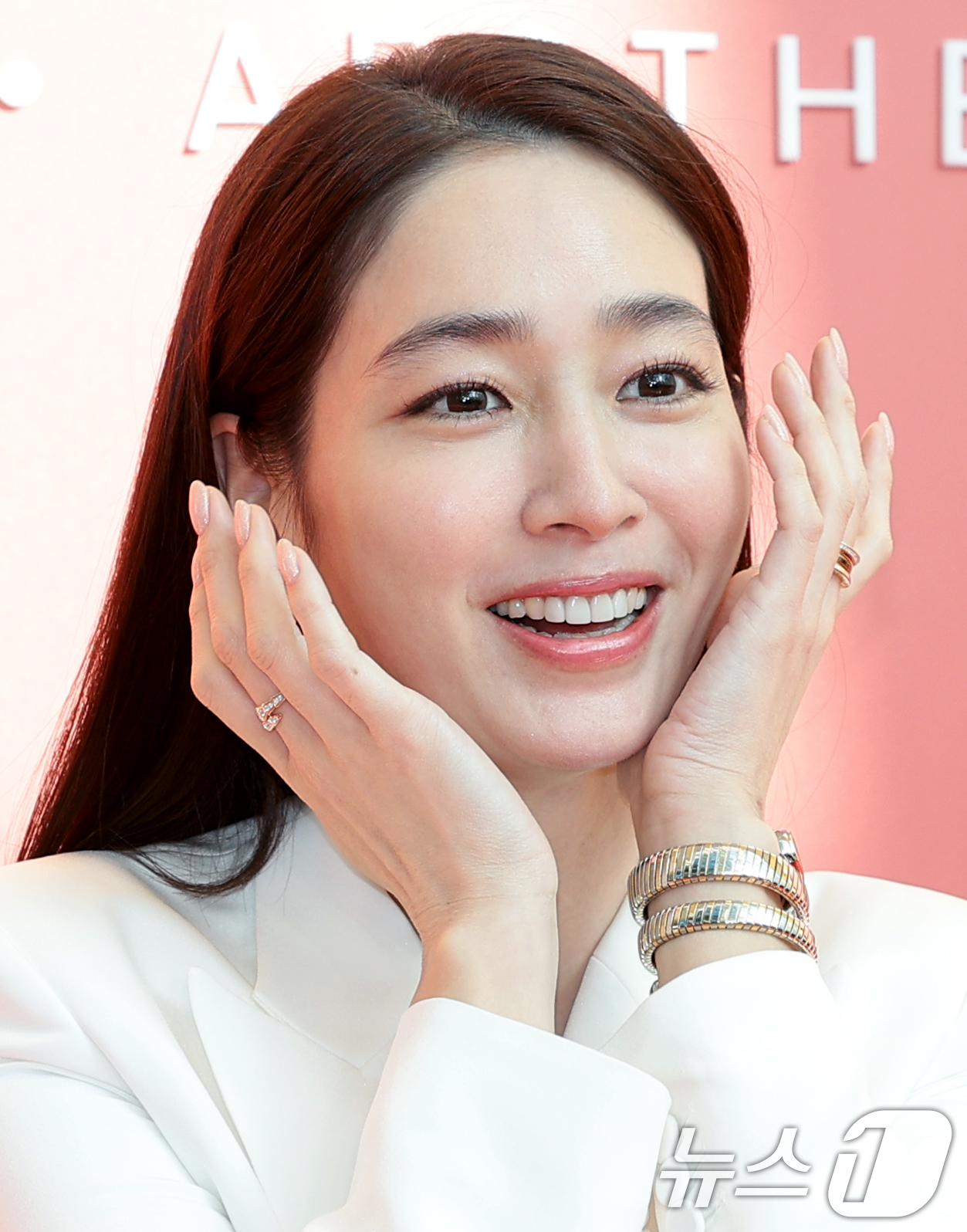 (서울=뉴스1) 권현진 기자 = 배우 이민정이 8일 서울 영등포구 FKI 타워 컨퍼런스센터에서 열린 코스메틱 브랜드 AHC 신제품 ‘풀 리프트 아이크림 포 페이스 론칭 행사에서 포 …