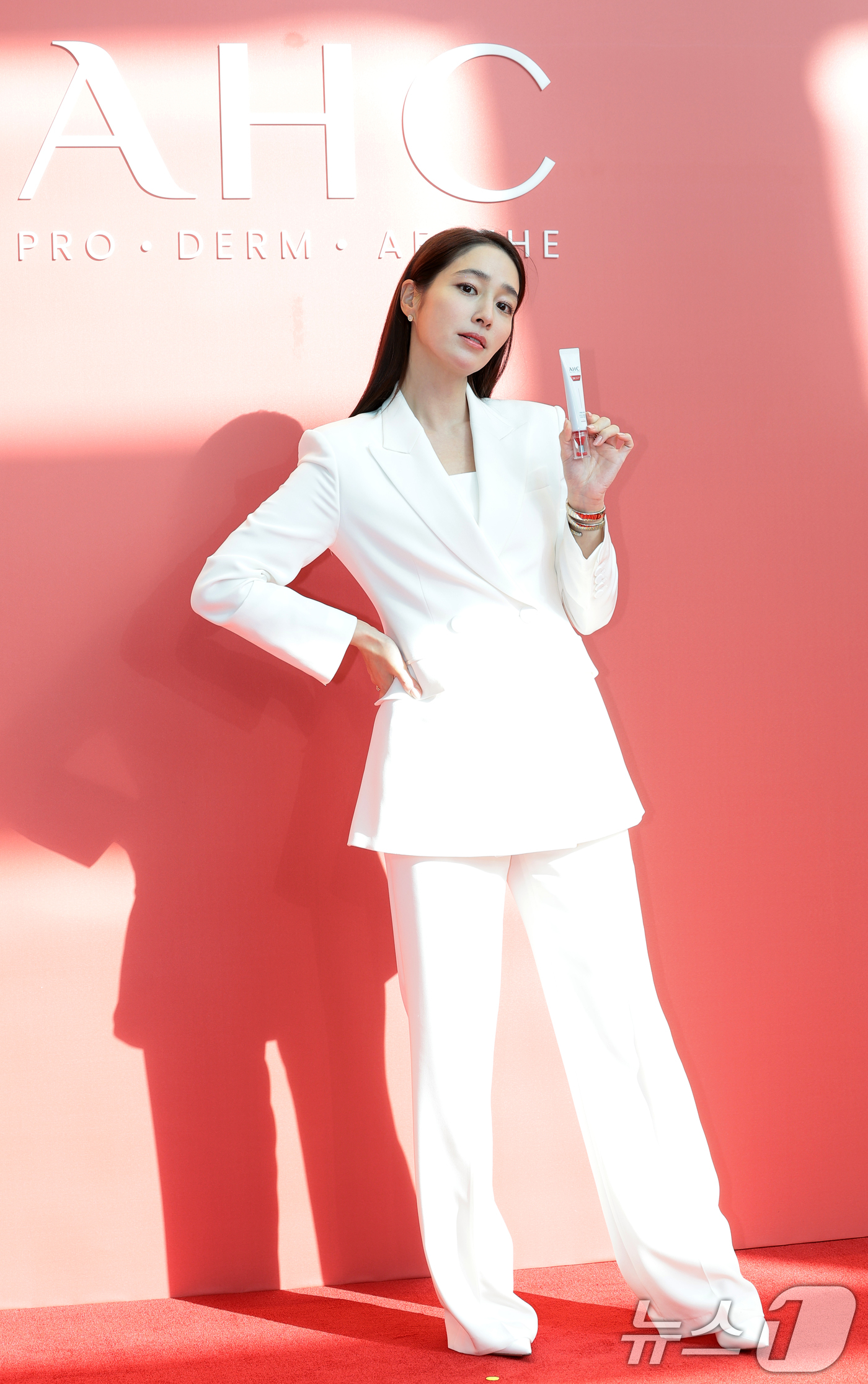 (서울=뉴스1) 권현진 기자 = 배우 이민정이 8일 서울 영등포구 FKI 타워 컨퍼런스센터에서 열린 코스메틱 브랜드 AHC 신제품 ‘풀 리프트 아이크림 포 페이스 론칭 행사에서 포 …
