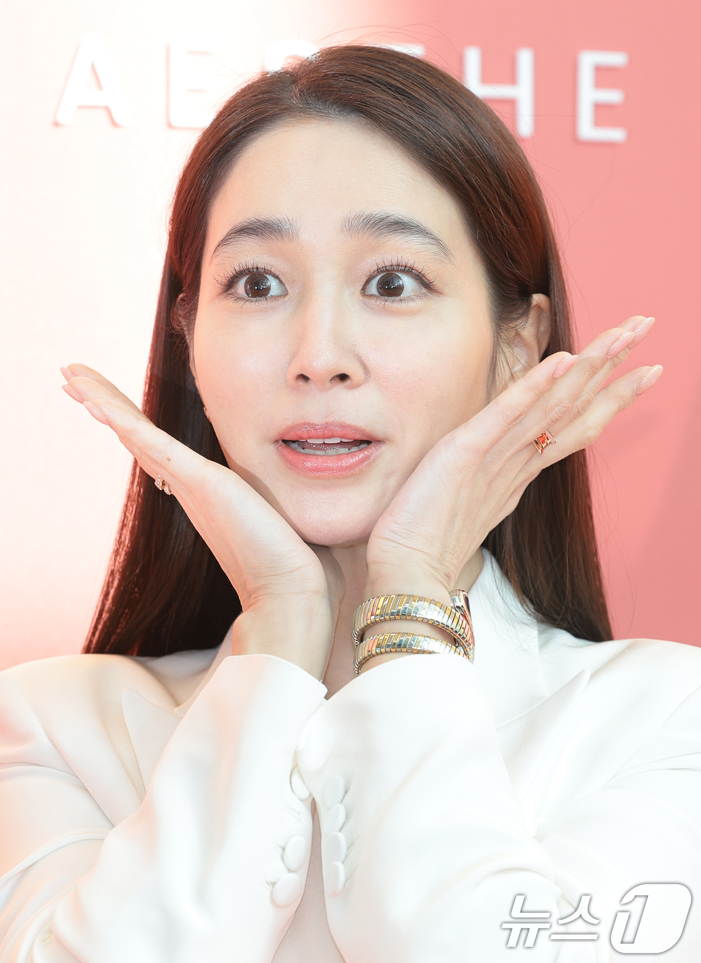 (서울=뉴스1) 권현진 기자 = 배우 이민정이 8일 서울 영등포구 FKI 타워 컨퍼런스센터에서 열린 코스메틱 브랜드 AHC 신제품 ‘풀 리프트 아이크림 포 페이스 론칭 행사에서 포 …